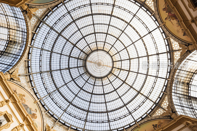 关闭了。意大利米兰市中心埃马努埃莱Galleria Vittorio Emanuele的玻璃圆顶，美丽的玻璃屋顶。